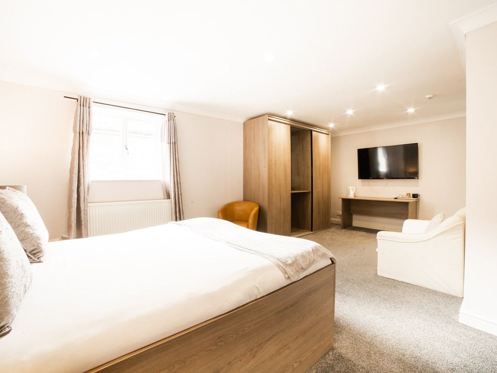 OYO White Horse Lodge Hotel