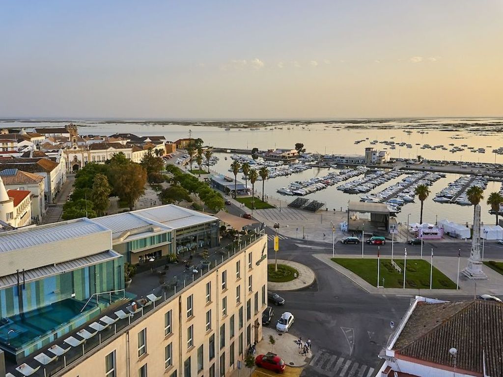 FARO & BEACH CLUB