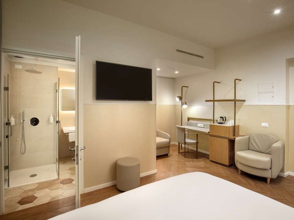 Cosmopolita Rome Colosseum Tapestry Collection by Hilton