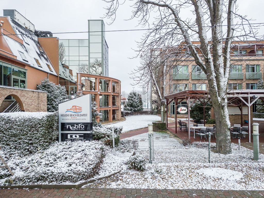 Holiday Beach Wellness Hotel with Sauna Park