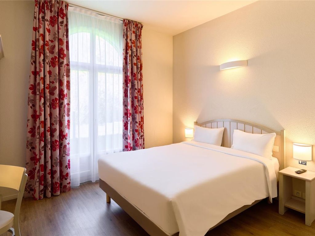 CAMPANILE VAL DE FRANCE NEAR DISNEYLAND PARIS ex Kyriad Disneyland Paris