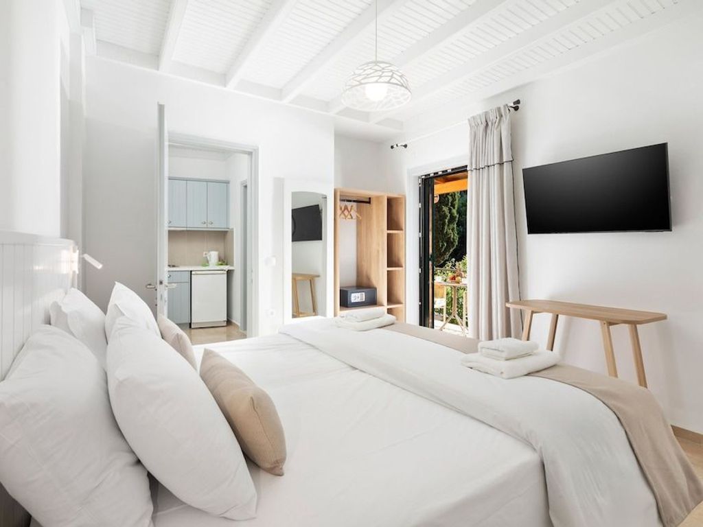 Bella Vista Beach Hotel and Studios