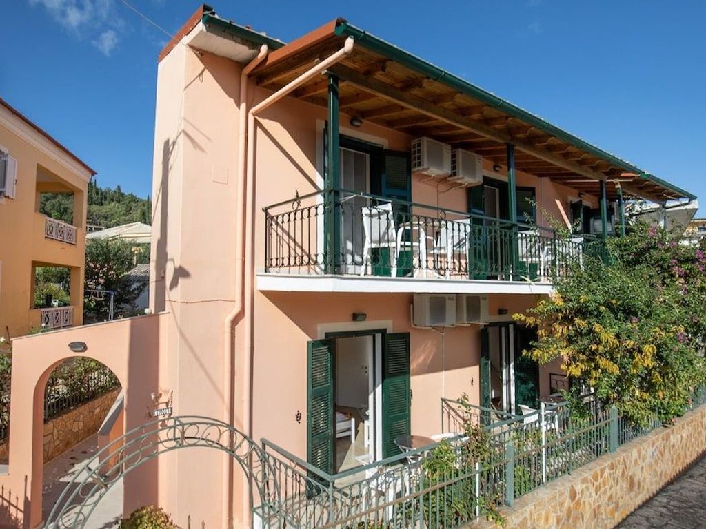 Bella Vista Beach Hotel and Studios