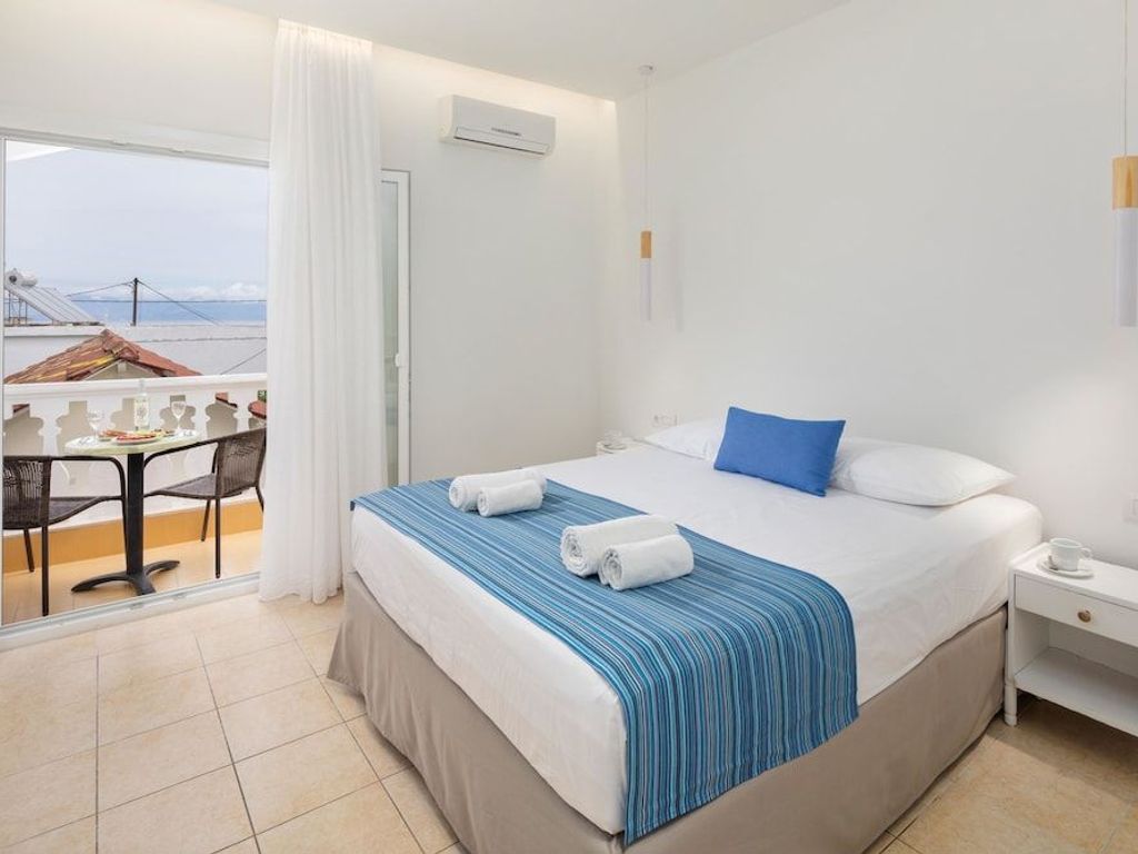 Bella Vista Beach Hotel and Studios