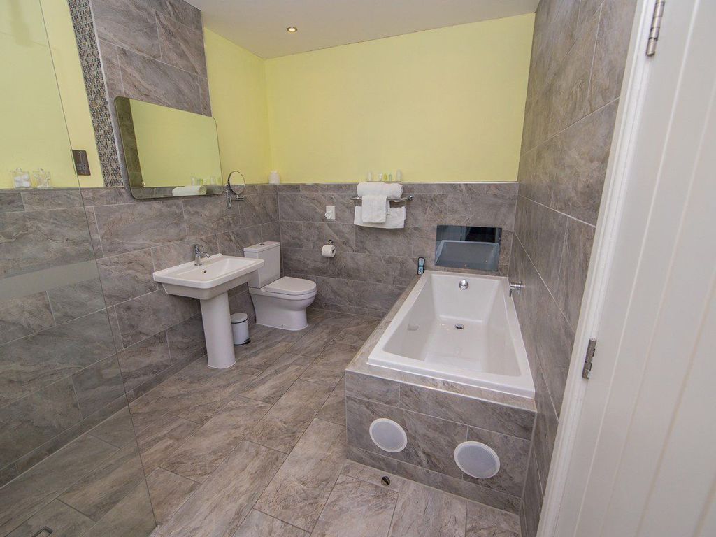 Rogerthorpe Manor Hotel