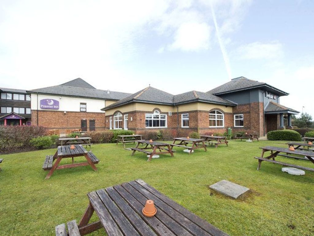 Jct3) Premier Inn Livingston (M8