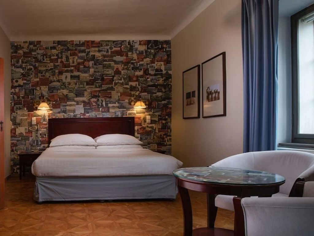 Charles Bridge Rooms & Suites