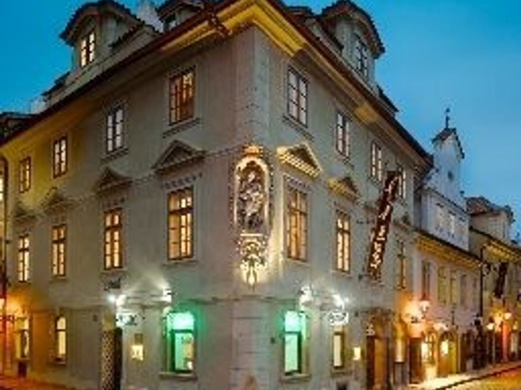 Charles Bridge Rooms & Suites