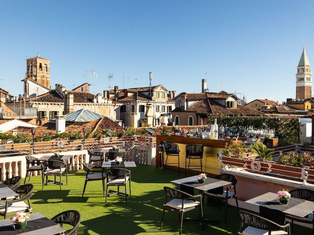 Hotel A LA Commedia