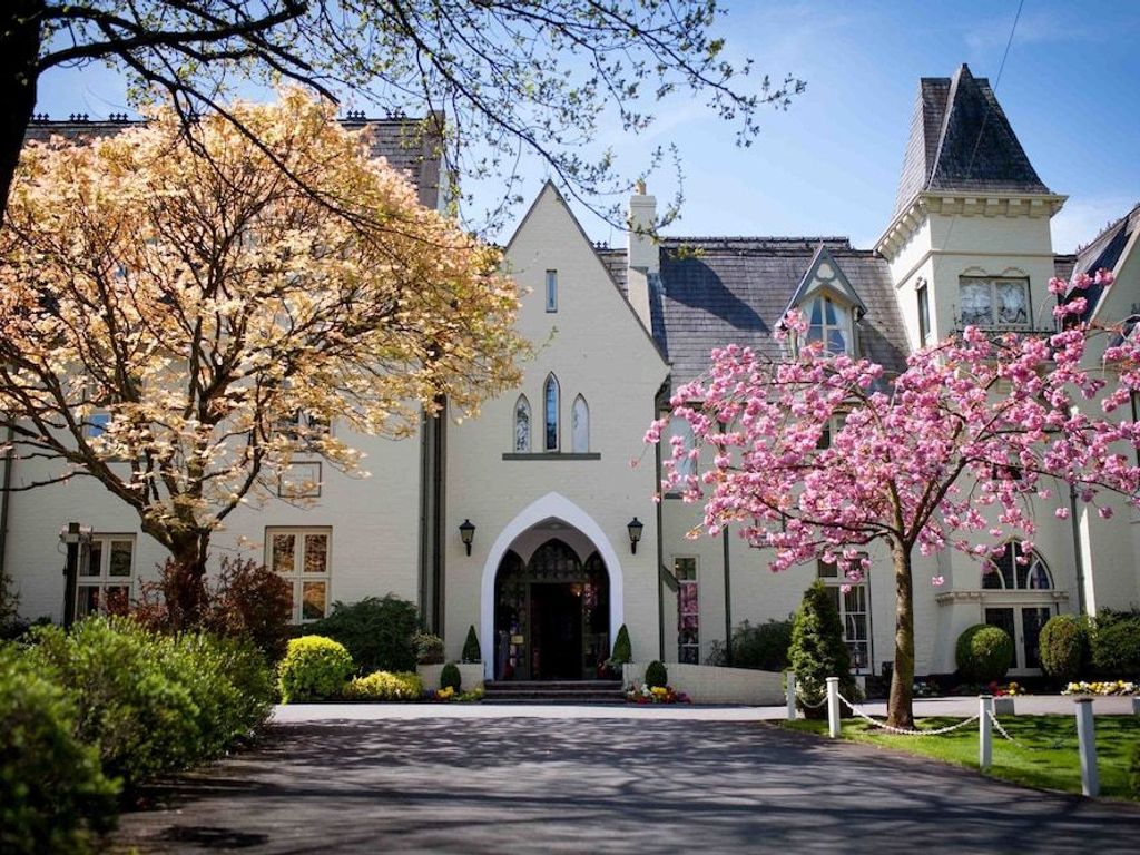 The Glen Yr Afon House Hotel