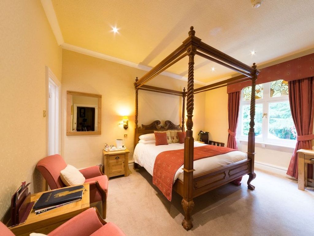 The Glen Yr Afon House Hotel
