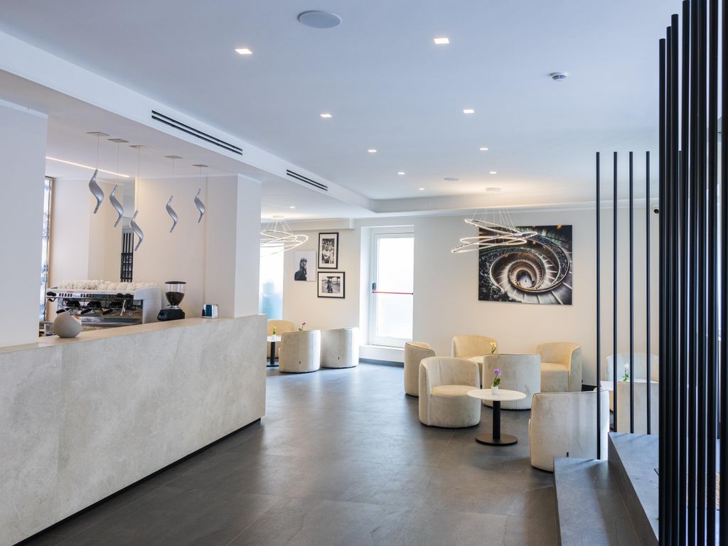 J Maluni City Hotel