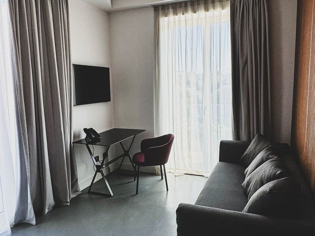 J Maluni City Hotel