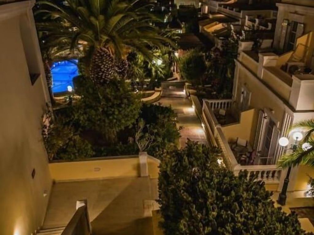 Crithoni's Paradise Hotel
