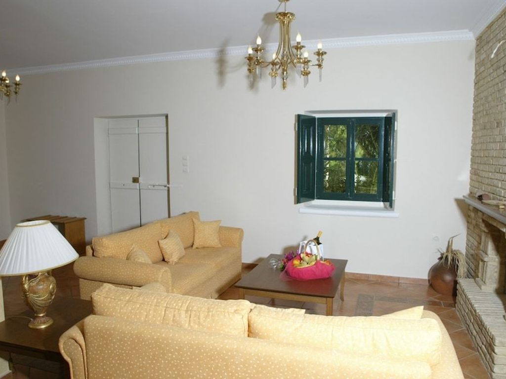 Crithoni's Paradise Hotel