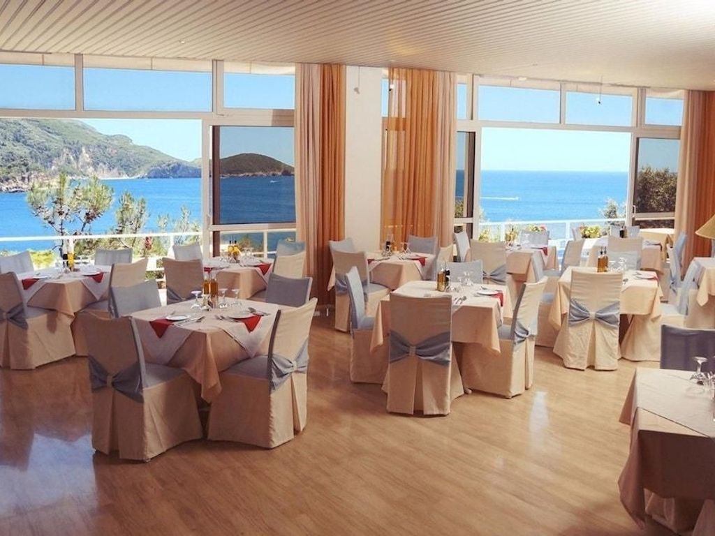 Akrotiri Beach Hotel