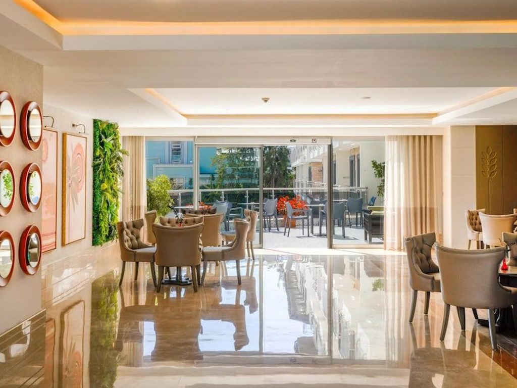 Side Aluna Hotel