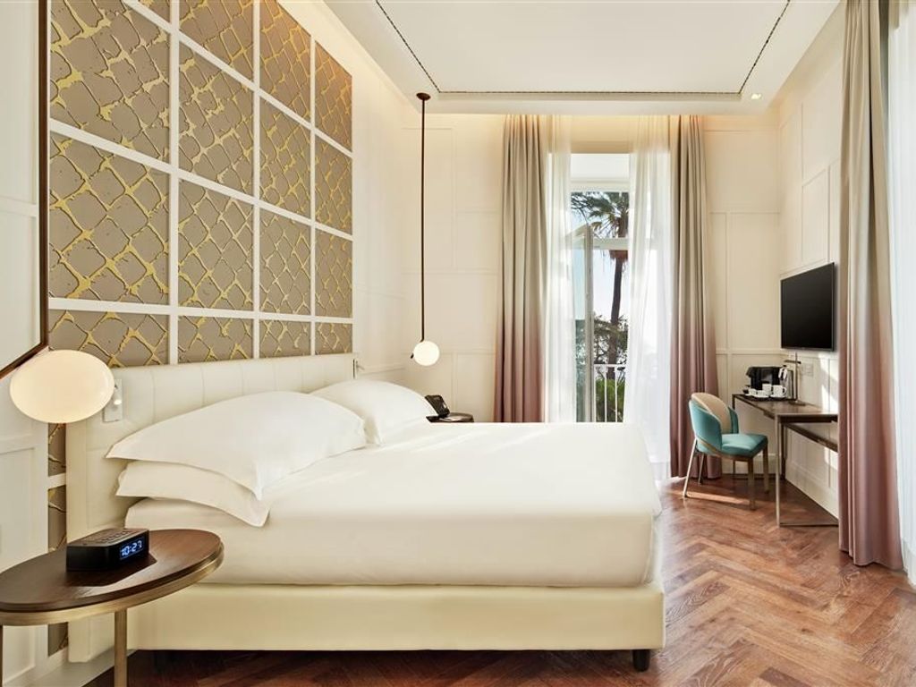 De Bonart Naples Curio Collection by Hilton