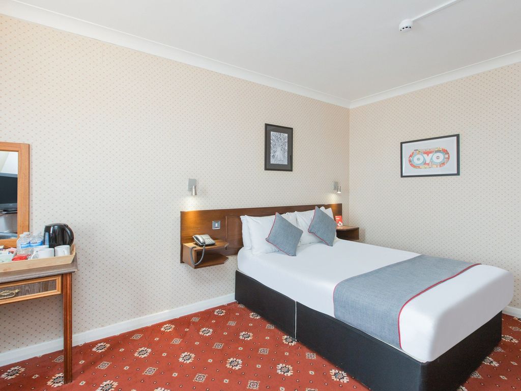 OYO Stade Court Hotel