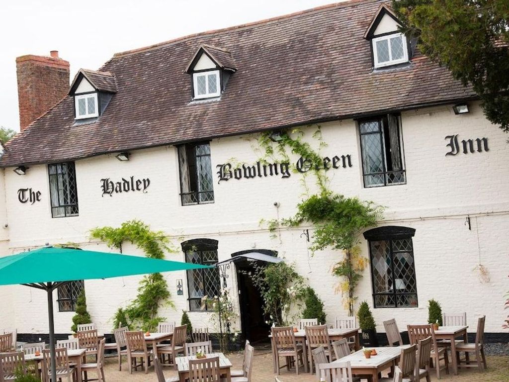 Hadley Bowling Green Inn