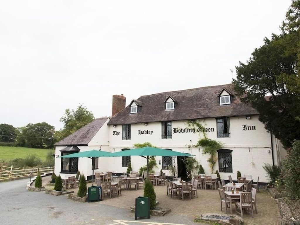 Hadley Bowling Green Inn