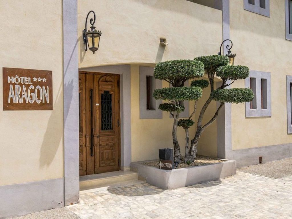 à 50m de la cité de Carcassonne Hotel l'Aragon