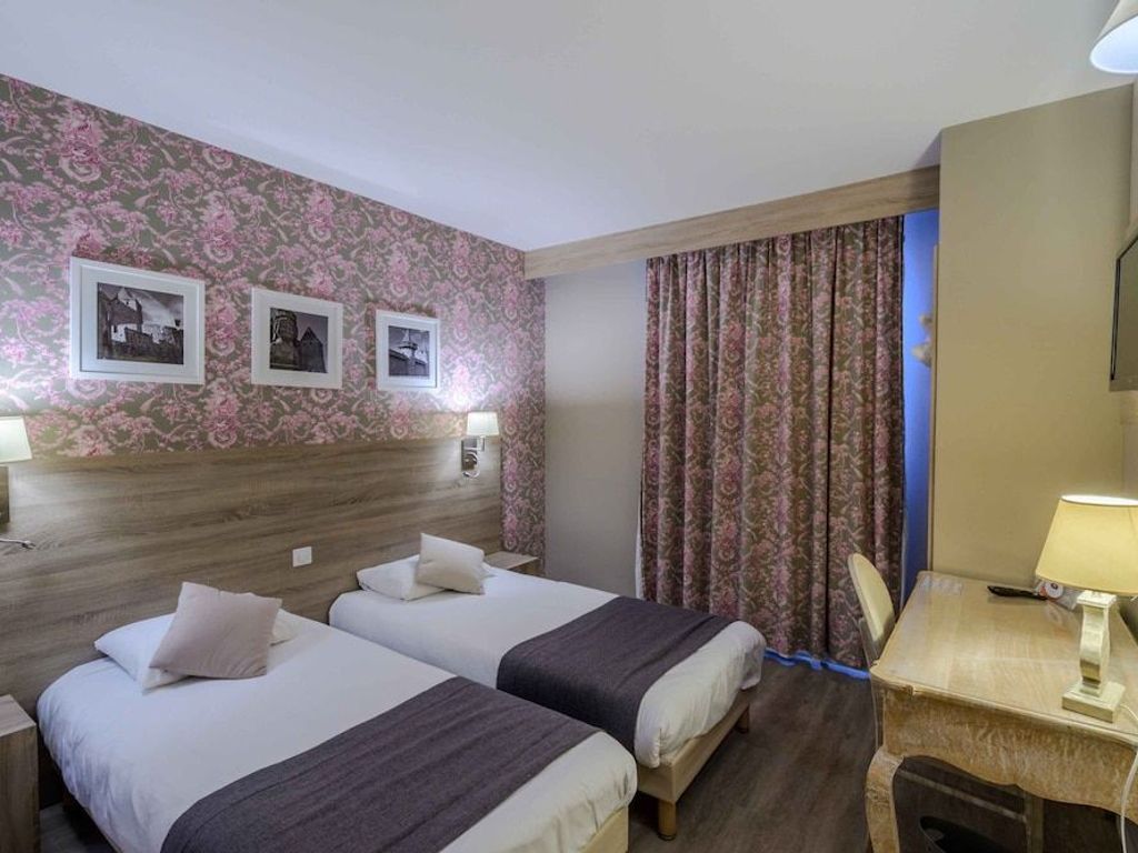 à 50m de la cité de Carcassonne Hotel l'Aragon