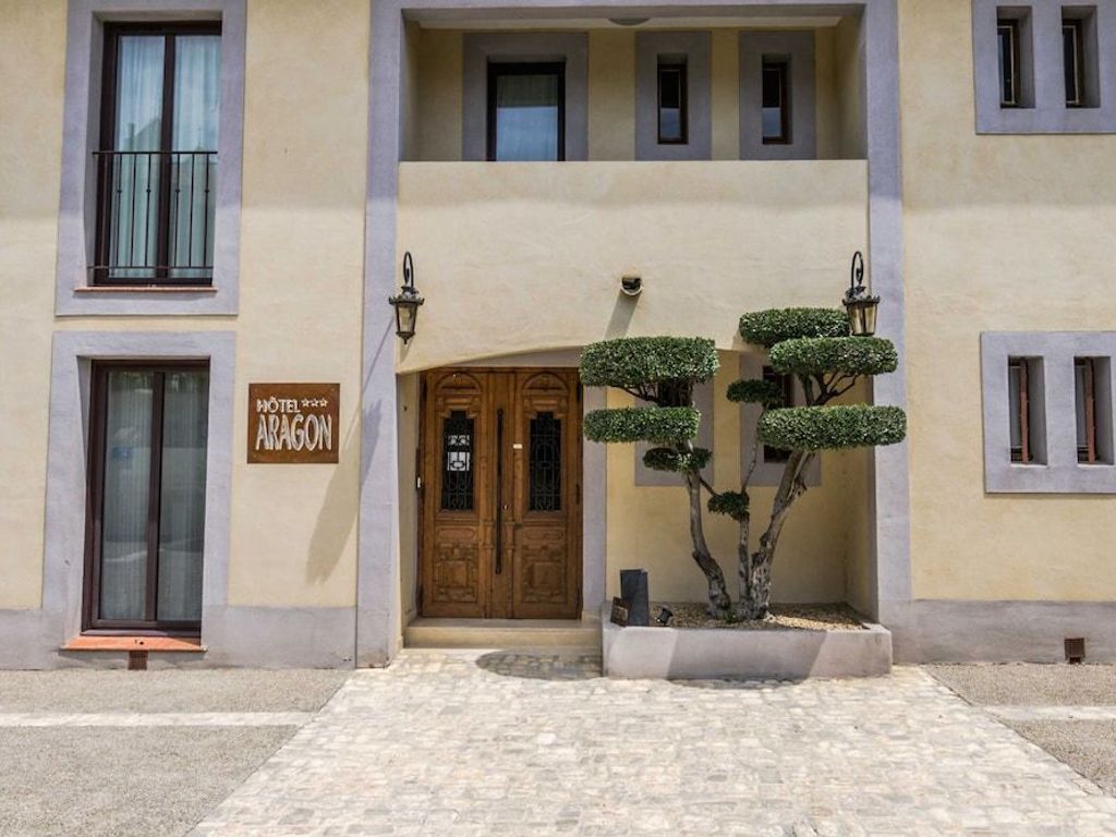 à 50m de la cité de Carcassonne Hotel l'Aragon