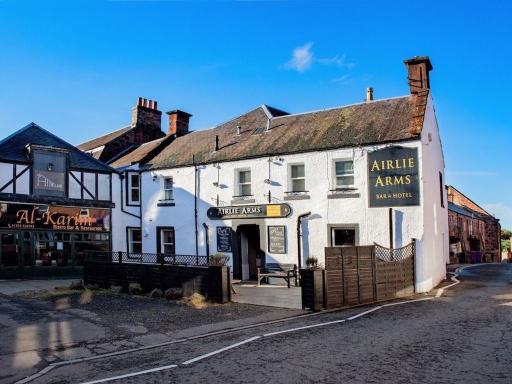 Airlie Arms Hotel