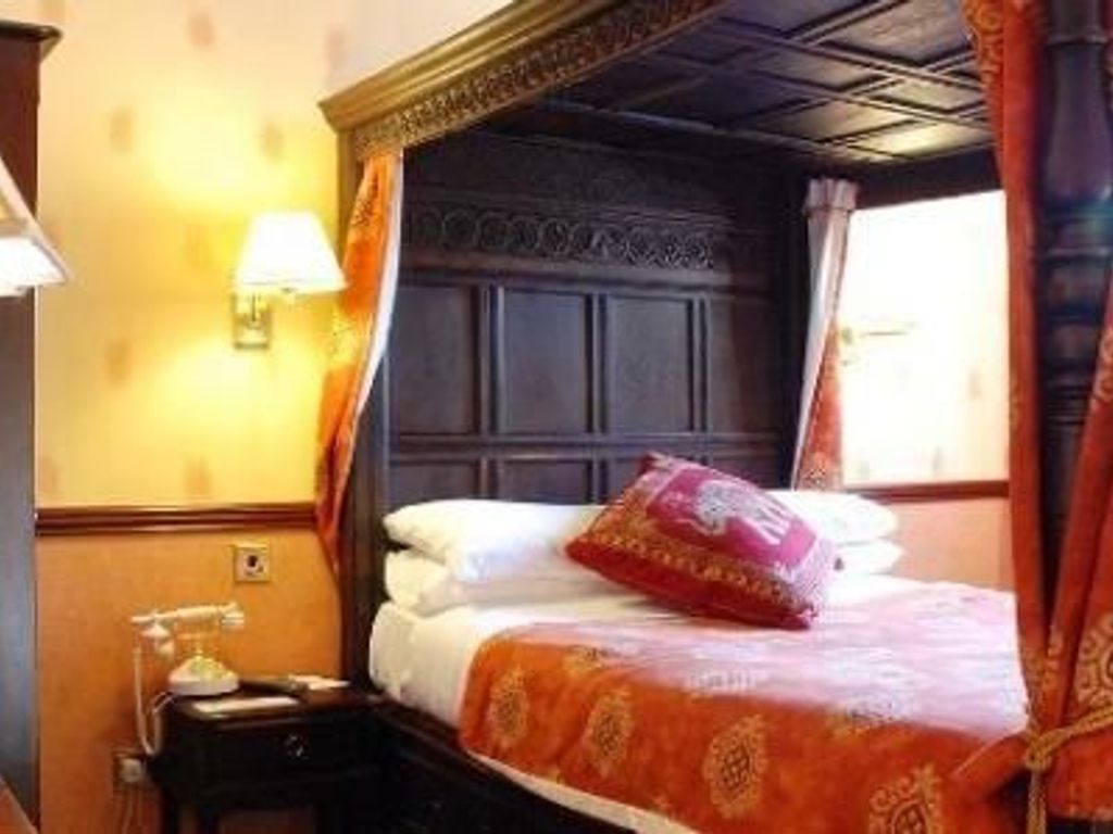 Crown and Cushion Hotel