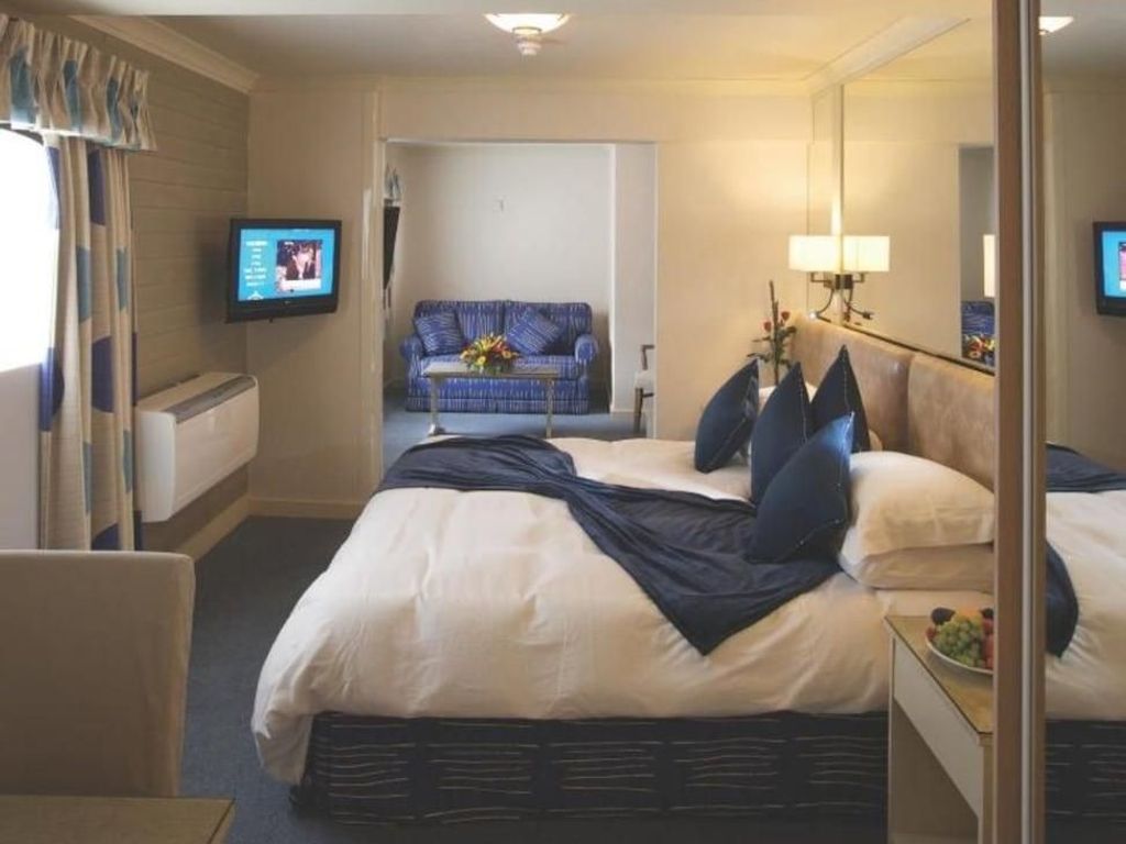 Cobo Bay Hotel