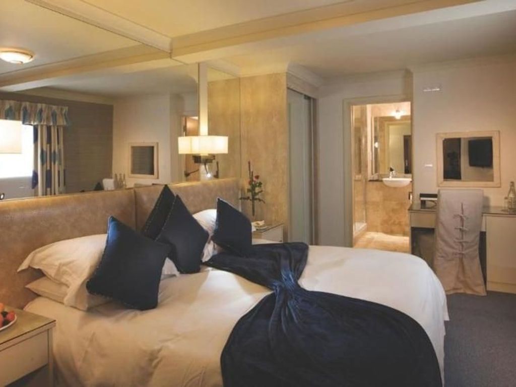 Cobo Bay Hotel