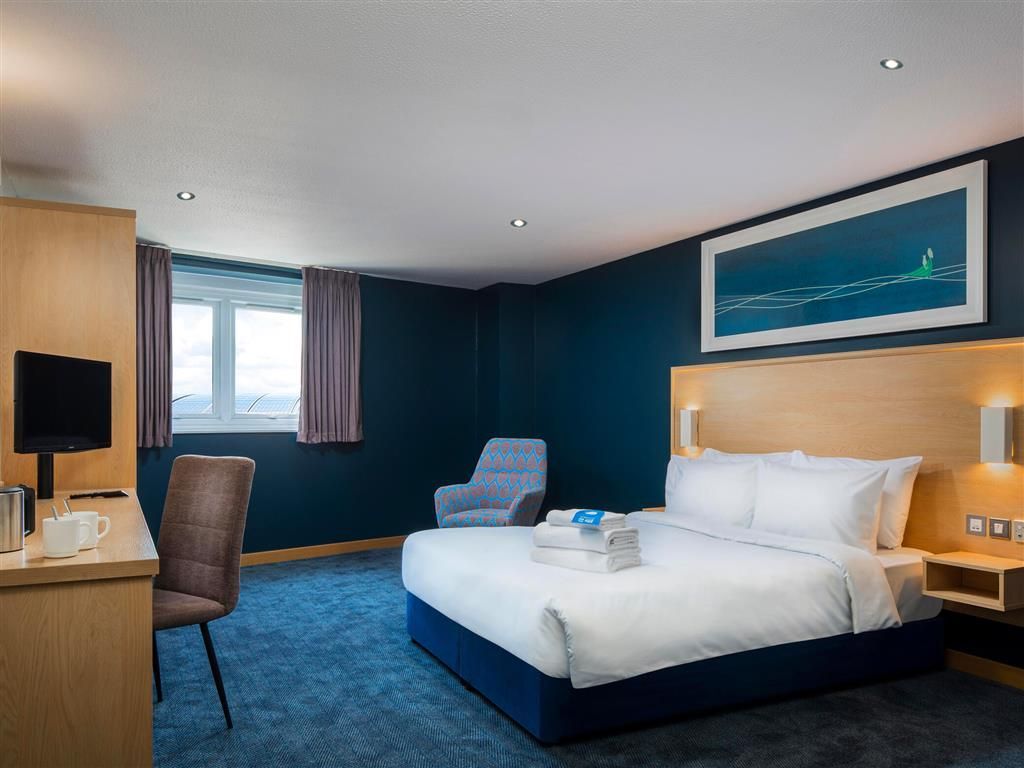 TRAVELODGE CHIPPENHAM LEIGH DELAMERE M4