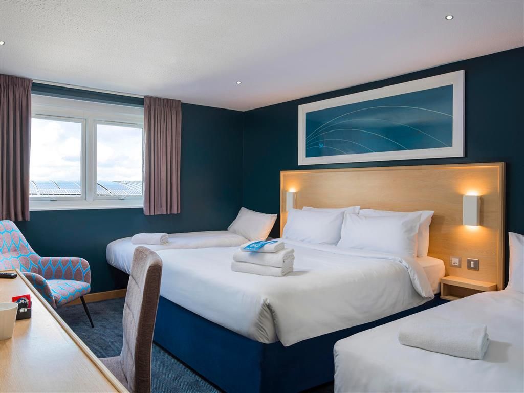 TRAVELODGE CHIPPENHAM LEIGH DELAMERE M4