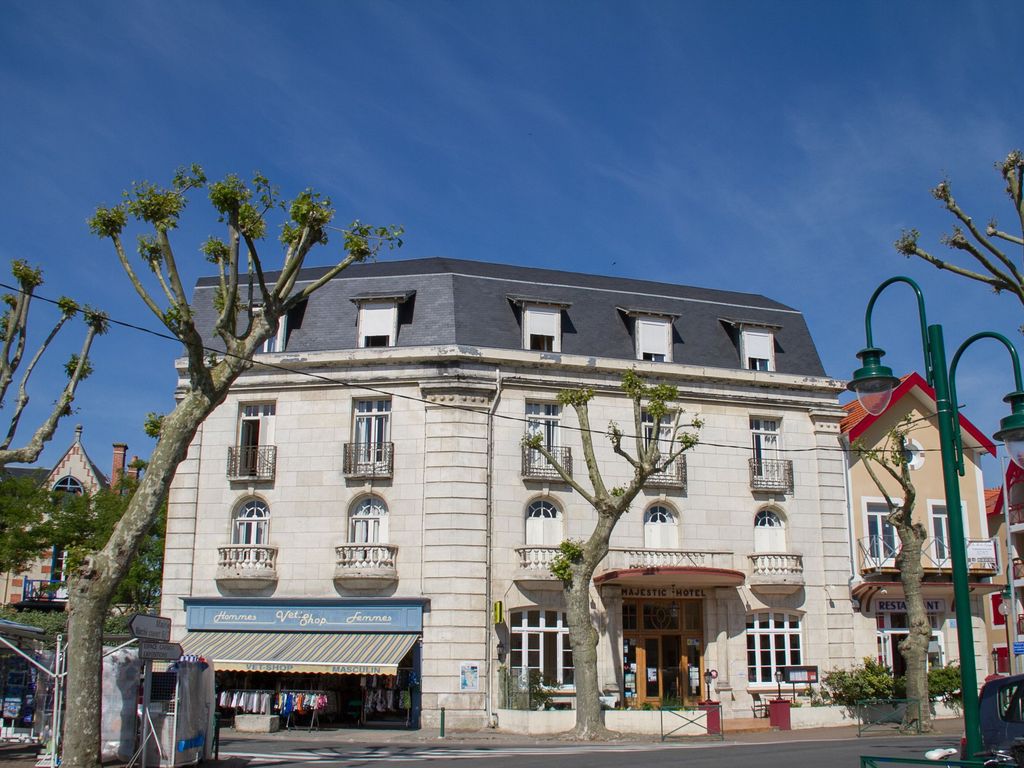 Majestic Contact hotel