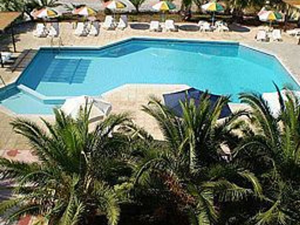 Leonidas Hotel and Studios