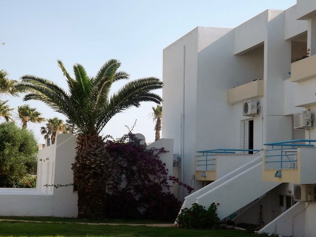 Leonidas Hotel and Studios