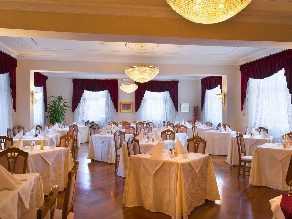 Corona Hotel