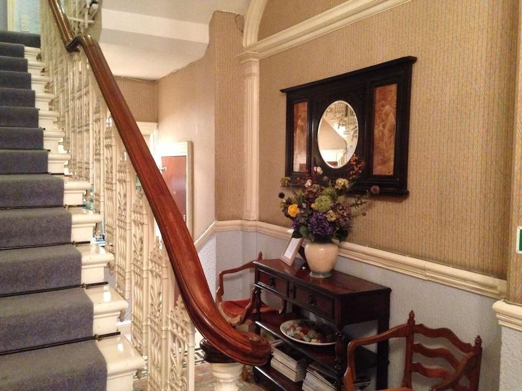 Merlyn Court Hotel