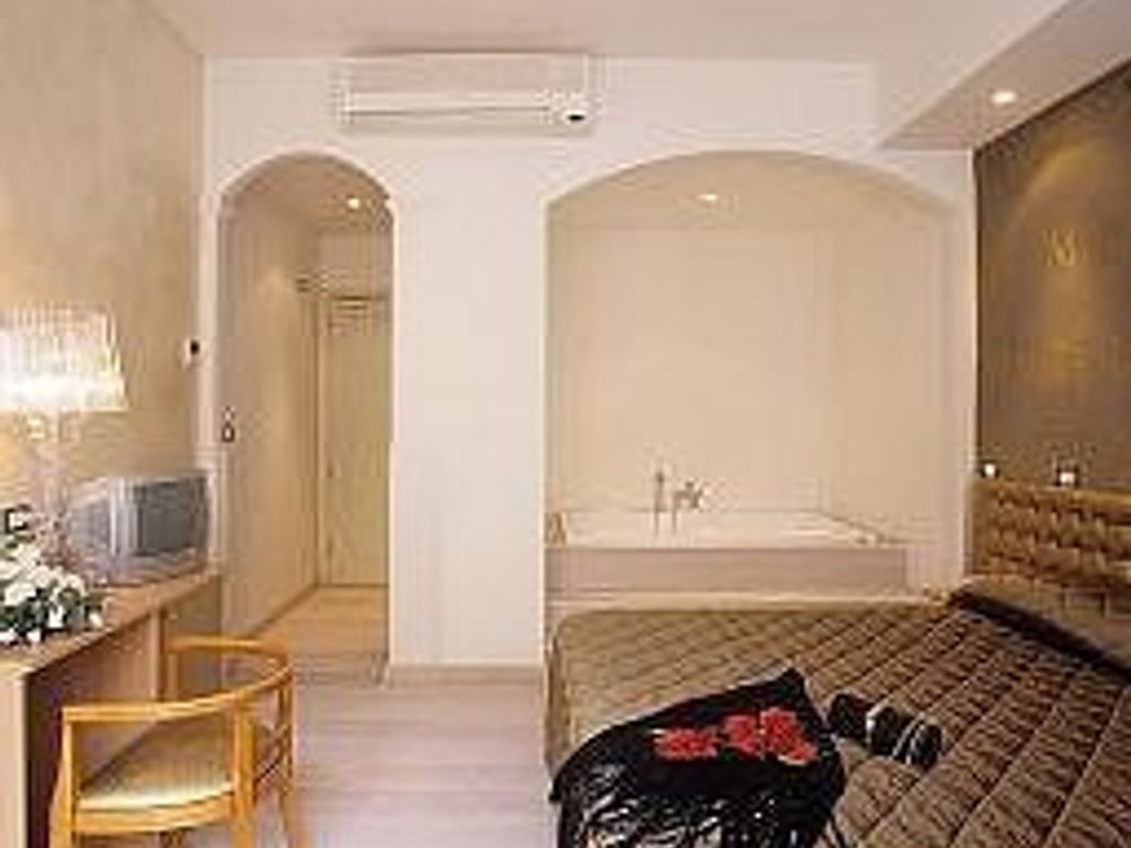 M Glamour Hotel