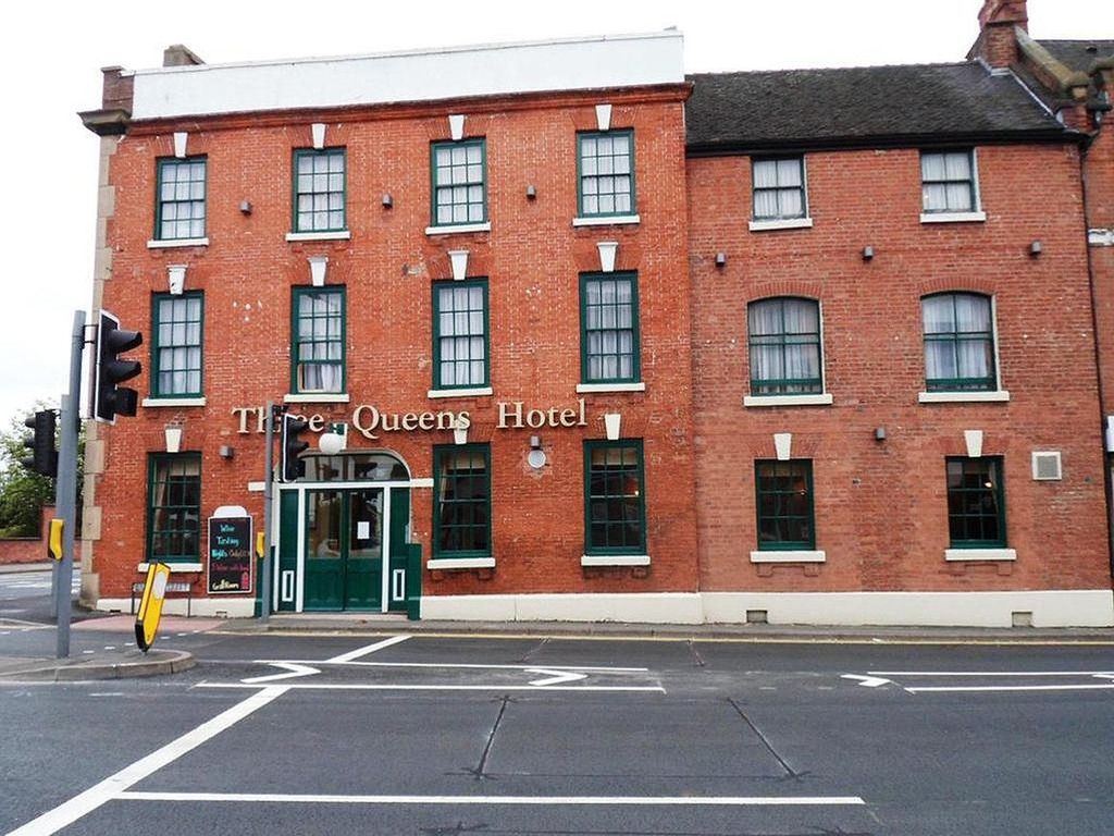 Three Queens Hotel and Lodge