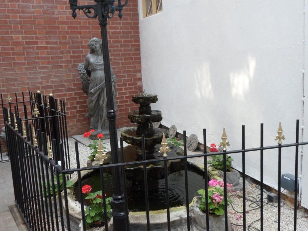 Three Queens Hotel and Lodge