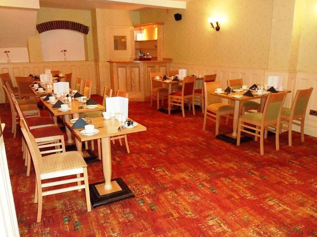 Three Queens Hotel and Lodge