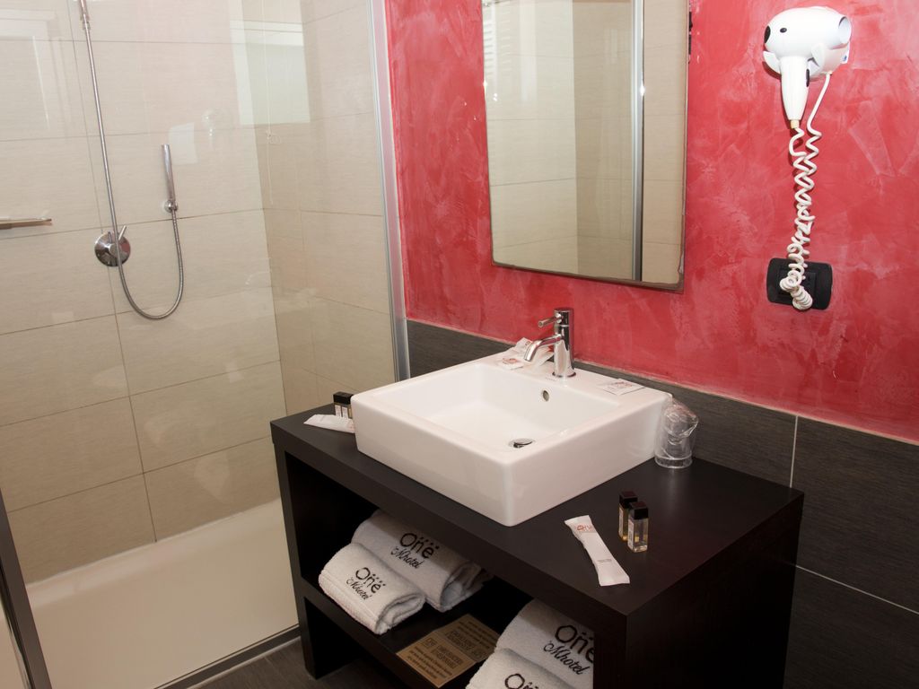 OneMhotel Business & Romance