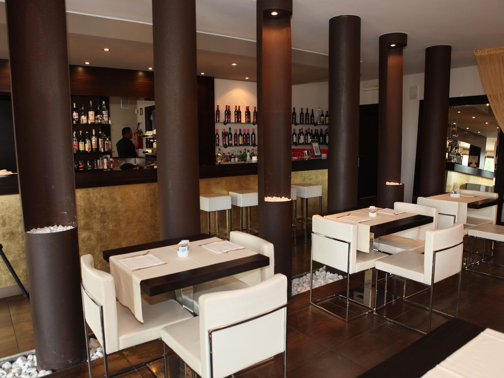 OneMhotel Business & Romance