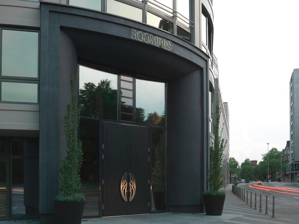Roomers Frankfurt Central Autograph Collection