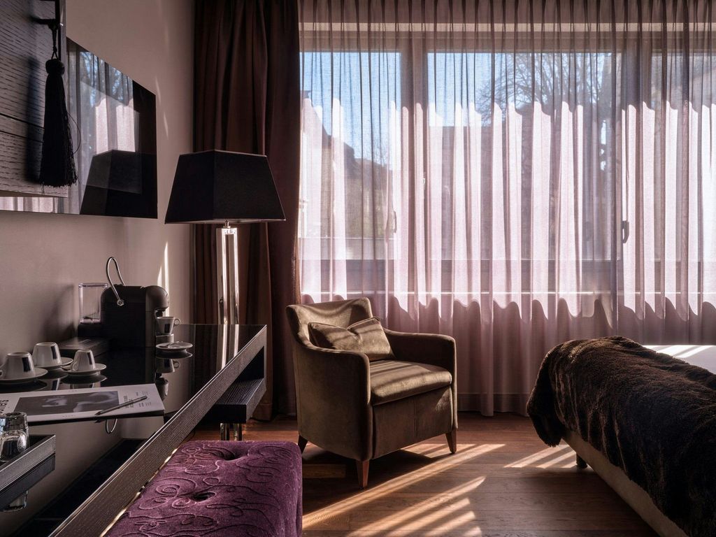 Roomers Frankfurt Central Autograph Collection