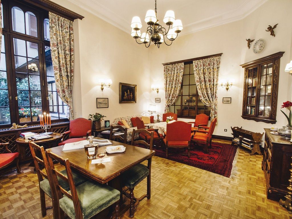 International au Lac Historic Lakeside Hotel