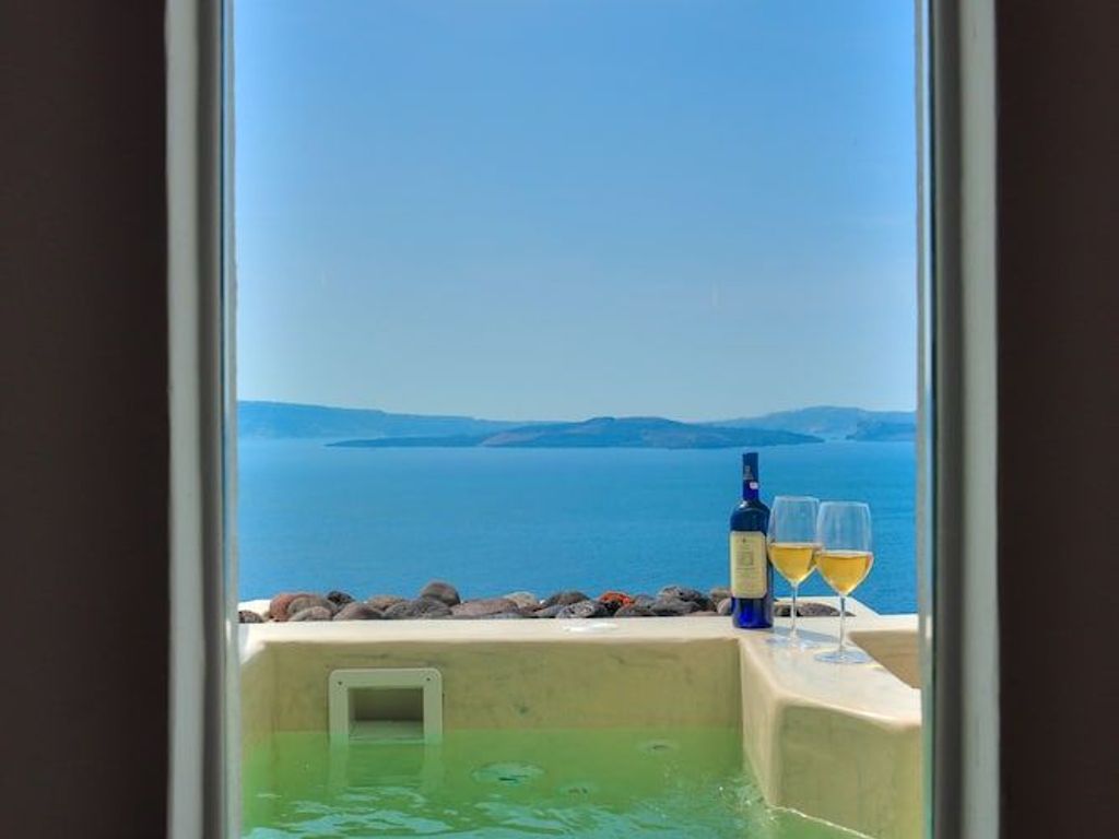 Kima Oia Suites
