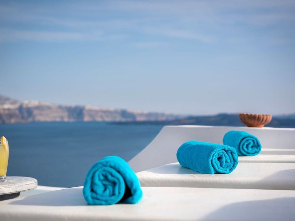 Kima Oia Suites